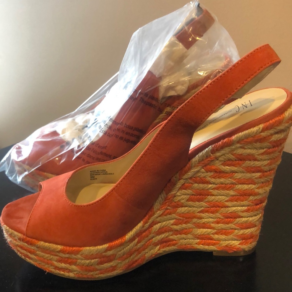 Fun wedge! Size 9